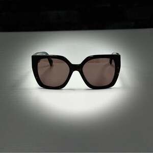 Woman’s Gucci Stylish Tortoise Sunglasses